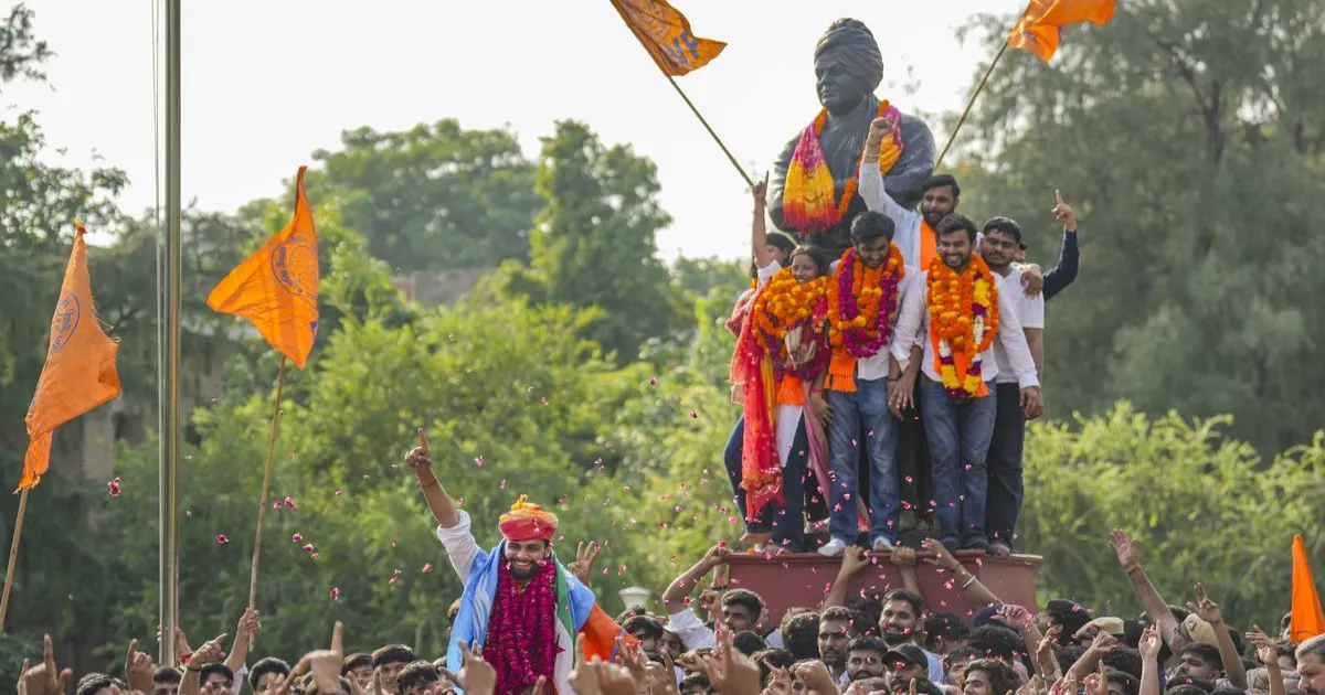 दिल्ली हाईकोर्ट की नाराज़गी: डूसू चुनाव प्रचार में लग्ज़री कारों के इस्तेमाल पर फटकार