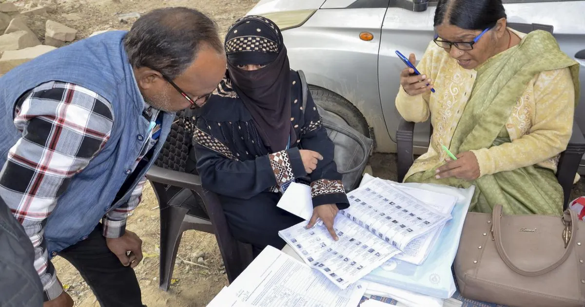 नोएडा में BLO पर बढ़ता दबाव: FIR, तकनीकी दिक्कतें और कड़े लक्ष्य बनी बड़ी चुनौती