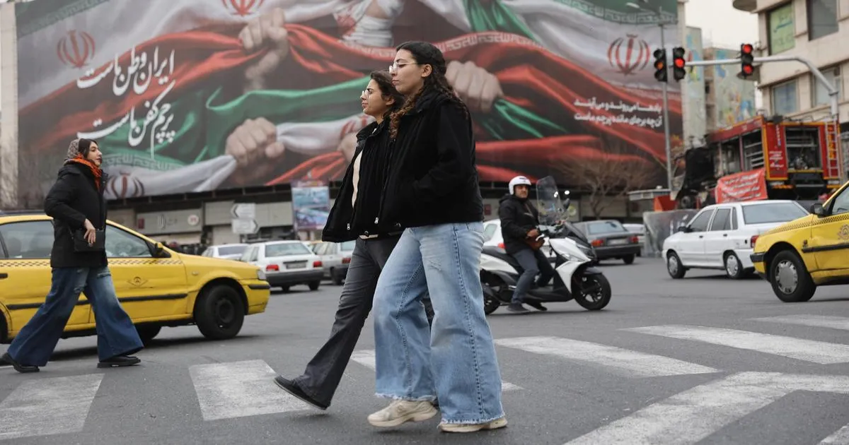 ईरान में इंटरनेट प्रतिबंध हटाने पर विचार, सरकारी टीवी हैक; प्रदर्शनों के बाद हालात शांत