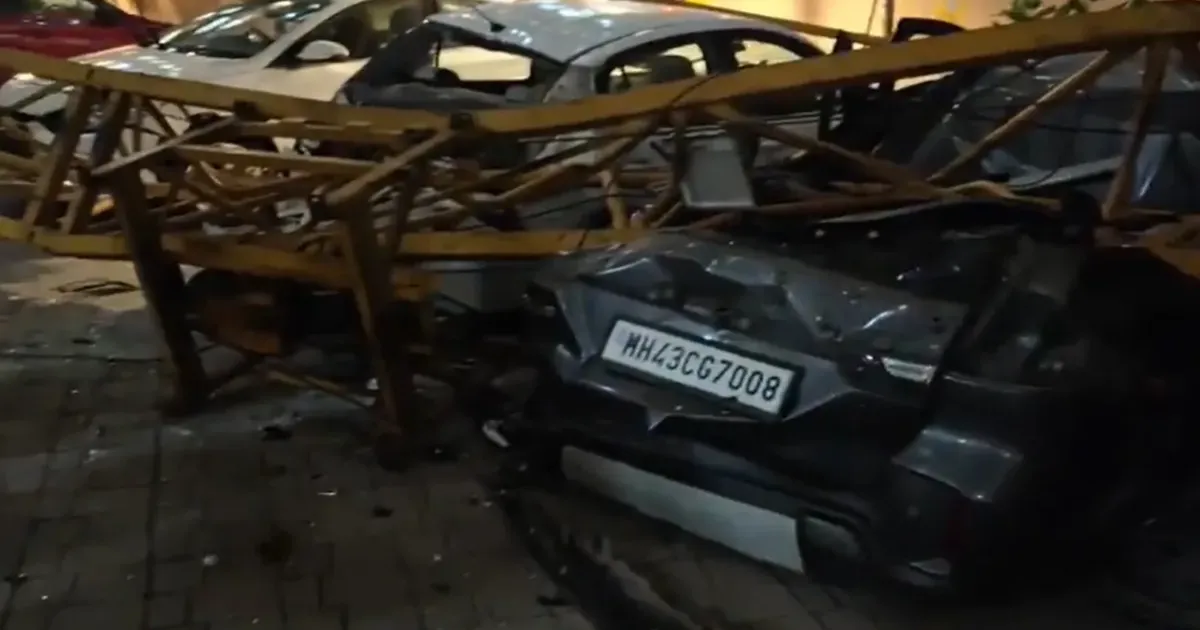 मुंबई के मीरा रोड में बड़ा हादसा, निर्माणाधीन इमारत का क्रेन वाहनों पर गिरा, एक की मौत, कई घायल