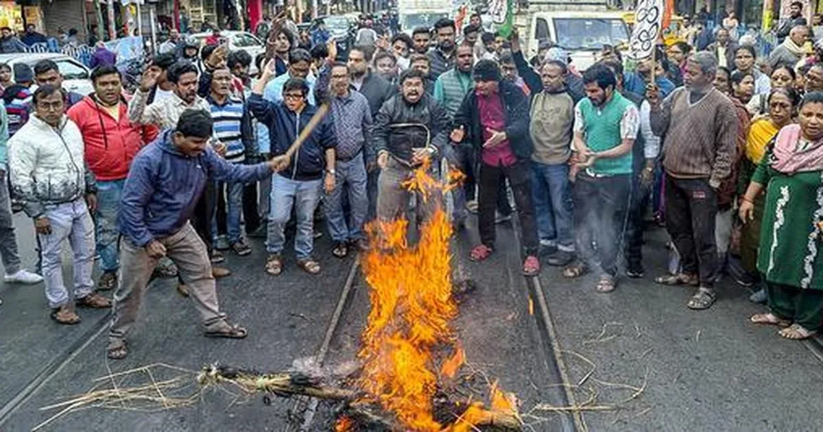 आई-पैक पर ईडी छापों के खिलाफ कोलकाता में ममता बनर्जी का विरोध, सियासी टकराव तेज