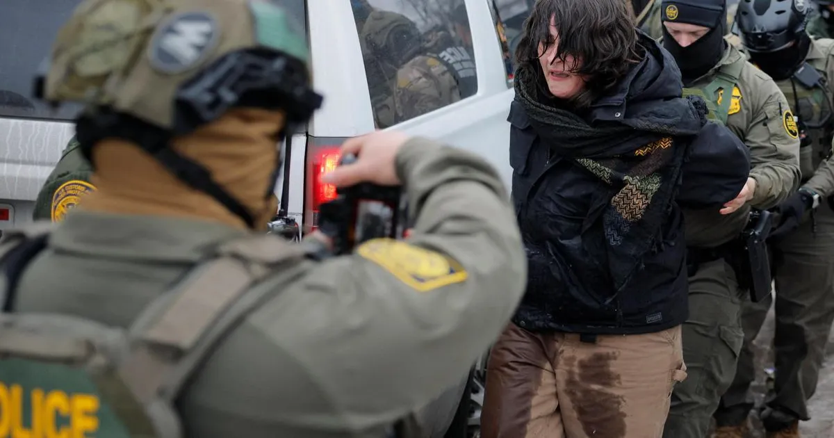 न्यायाधीश का आदेश: मिनियापोलिस में शांतिपूर्ण प्रदर्शनकारियों को रोकना या आंसू गैस का इस्तेमाल करना संघीय अधिकारियों के लिए निषेध