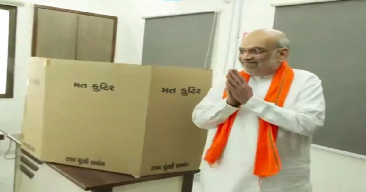 गुजरात स्थानीय निकाय चुनाव: अमित शाह ने परिवार संग गांधीनगर में वोट डाला