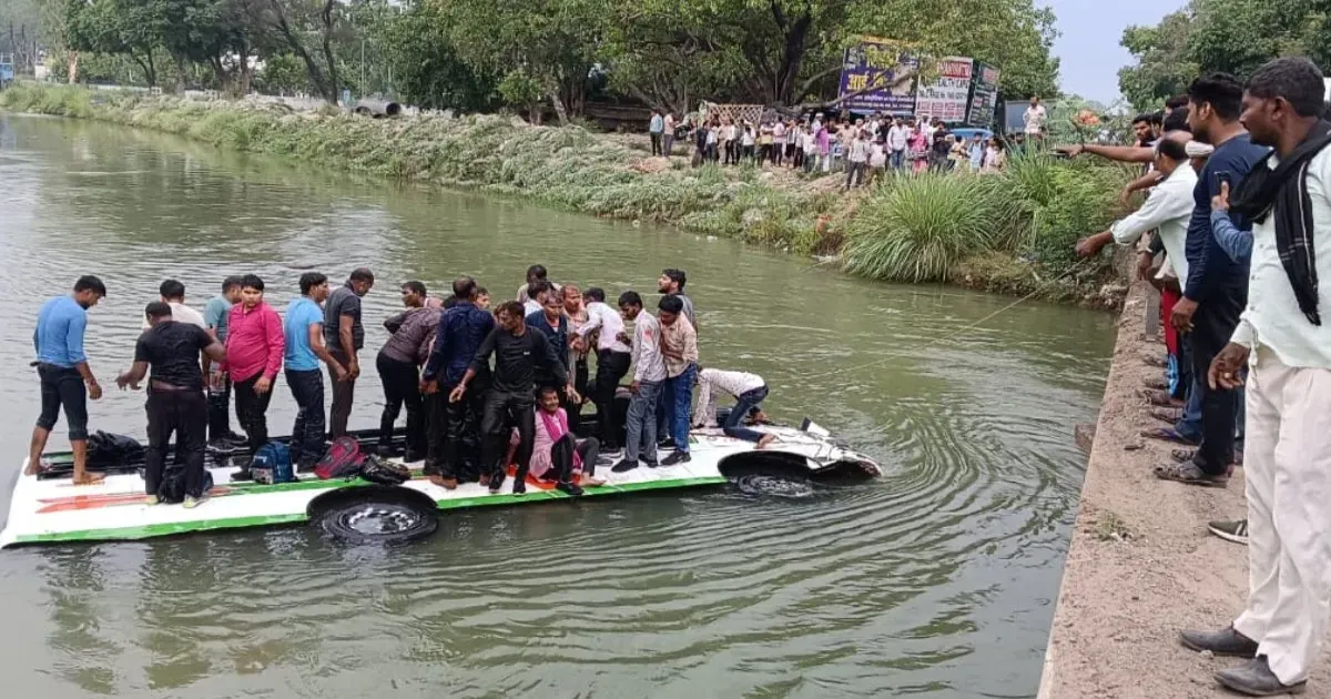 कानपुर में यात्रियों से भरी बस नहर में गिरी, हादसे के बाद मची अफरा-तफरी