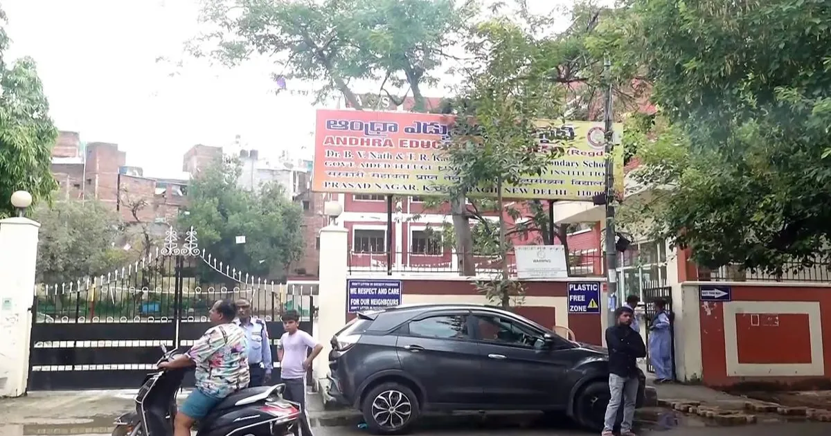दिल्ली के 6 स्कूलों को बम धमकी, चार दिनों में तीसरी घटना