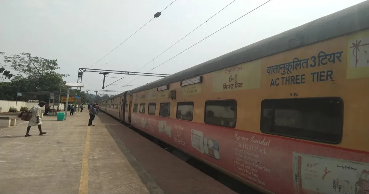 एर्नाकुलम-पुणे सुपरफास्ट एक्सप्रेस में तकनीकी खराबी, पनवेल स्टेशन पर बी1 कोच हटाया गया