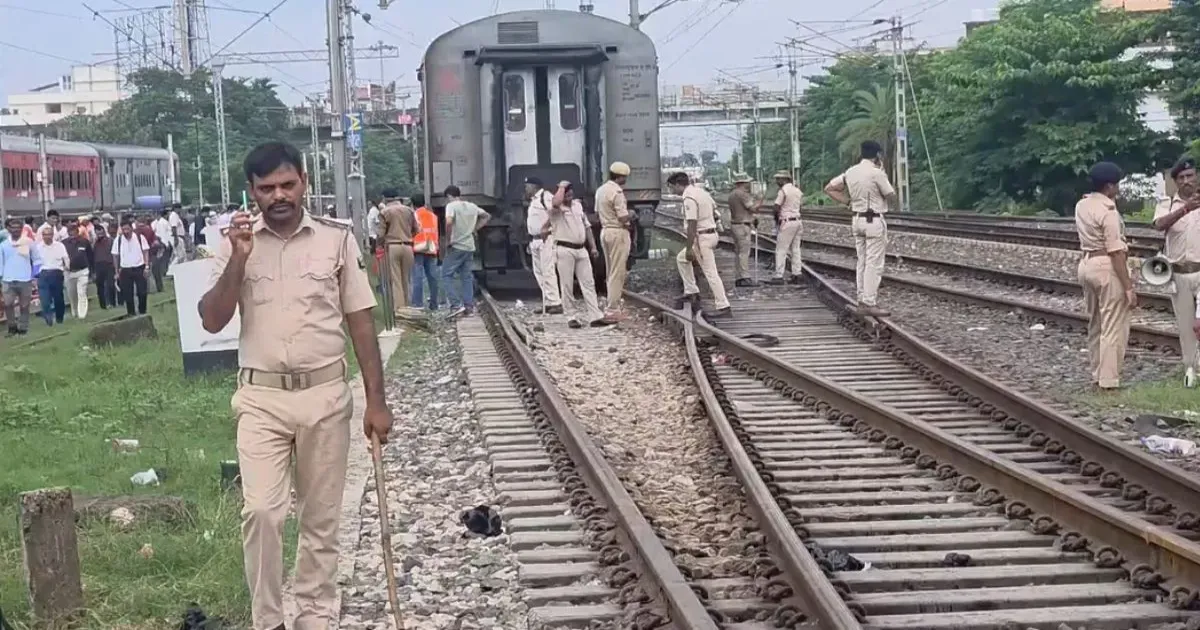 आरा रेलवे स्टेशन के पास महानंदा एक्सप्रेस की दो बोगियां पटरी से उतरीं, बड़ा हादसा टला