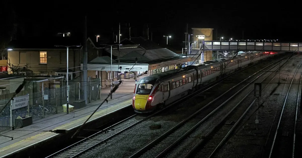 यूके ट्रेन में चाकू हमला: कई लोग घायल, दो संदिग्ध गिरफ्तार