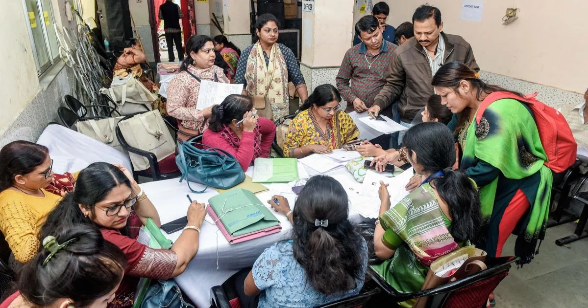 ड्राफ्ट मतदाता सूची से नाम हटाने पर बंगाल के सरकारी अधिकारियों की आपत्ति, SIR प्रक्रिया पर उठे सवाल