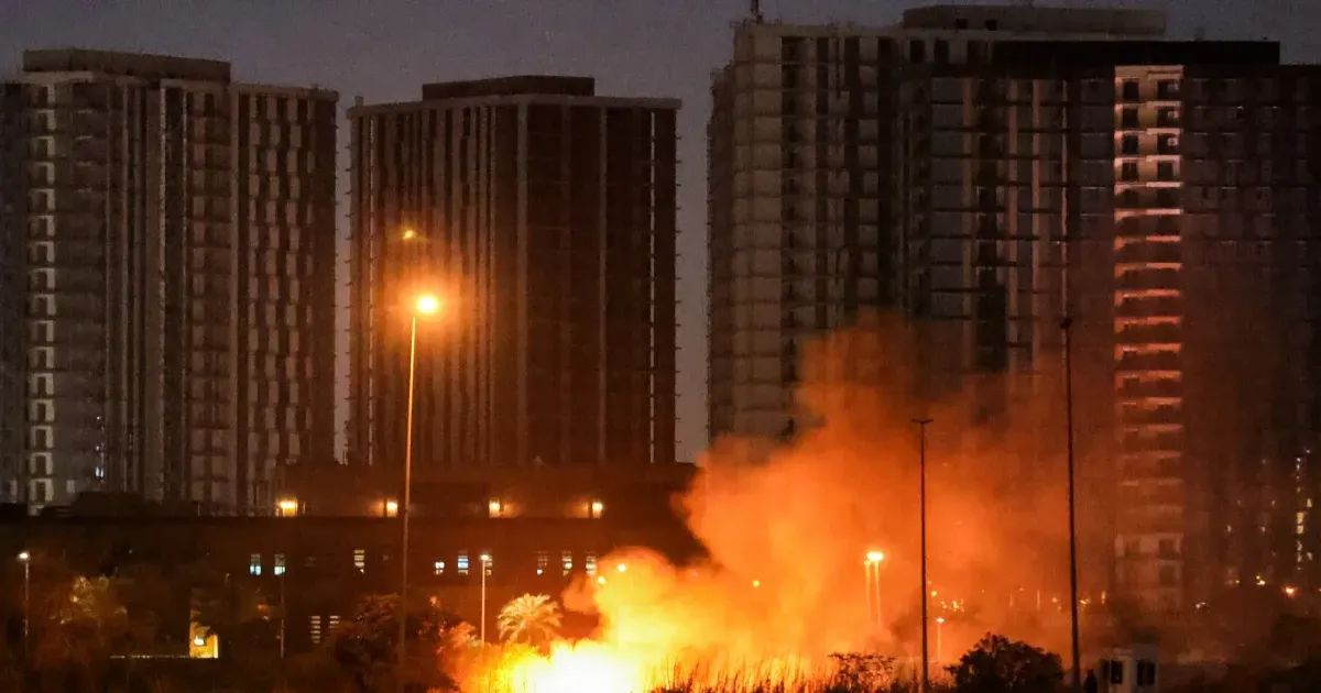 दुबई और अबू धाबी: ईरान ने प्रमुख ऊर्जा हब्स को निशाना बनाया, सऊदी अरब ने सैन्य कार्रवाई का अधिकार जताया