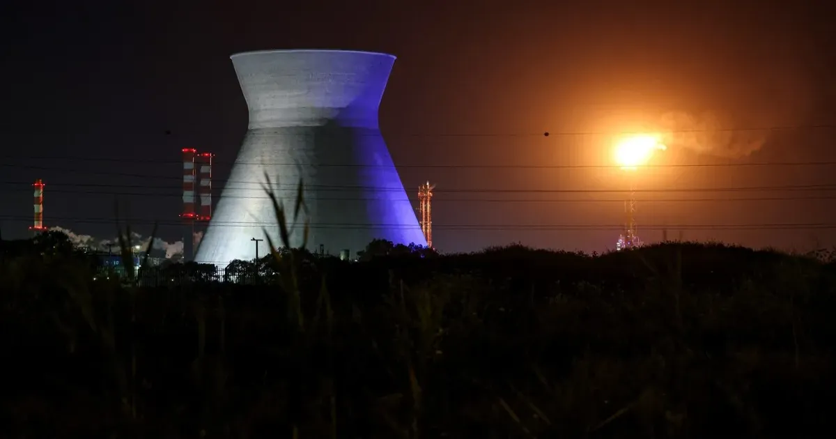 ईरान ने हाइफा तेल रिफाइनरी पर किया बड़ा मिसाइल हमला, मलबे और धुएं से क्षेत्र में हड़कंप