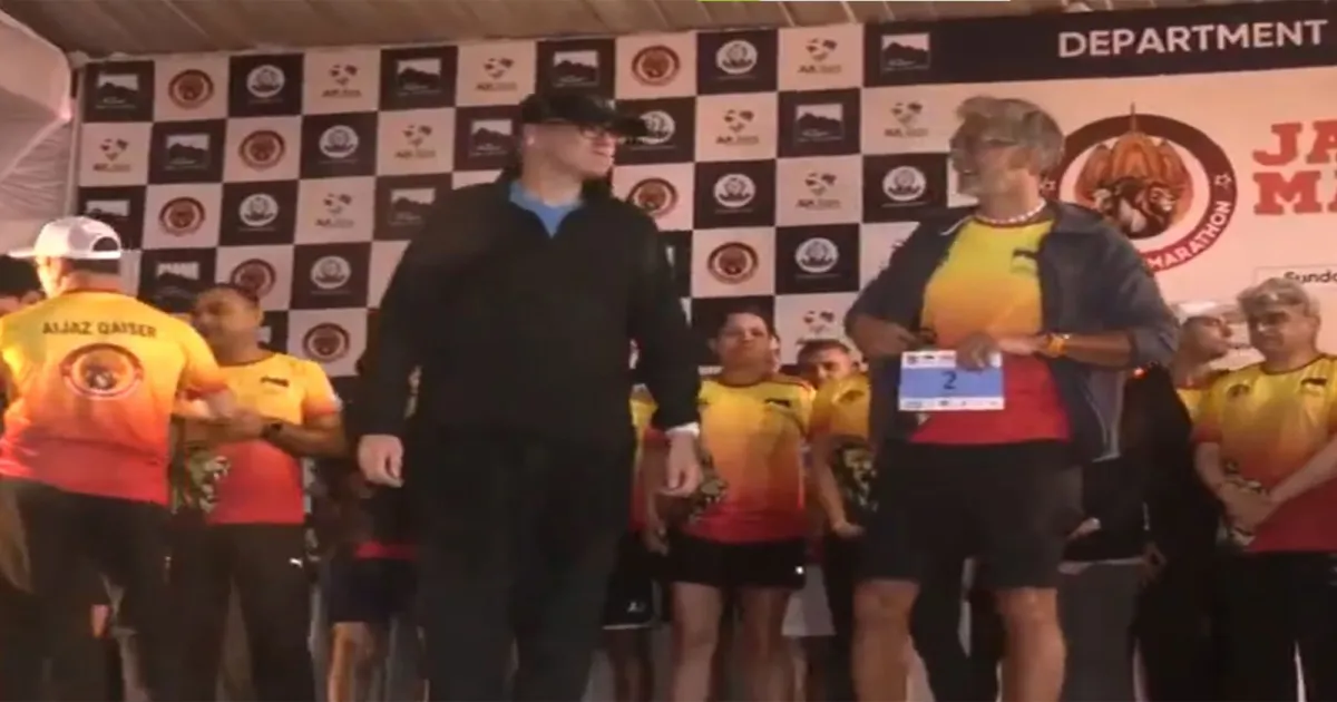 जम्मू मैराथन का भव्य आगाज़, मुख्यमंत्री उमर अब्दुल्ला ने मिलिंद सोमन और गुल पनाग संग दिखाई हरी झंडी