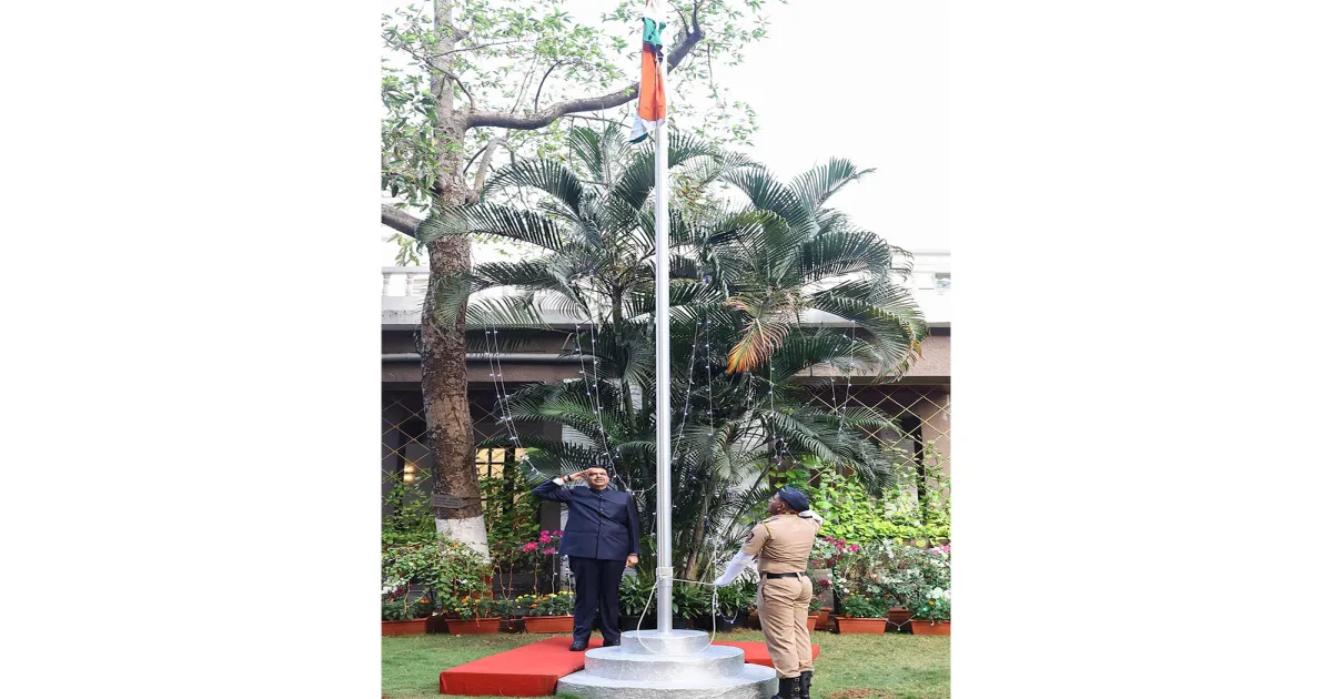 महाराष्ट्र स्थापना दिवस पर मुख्यमंत्री देवेंद्र फडणवीस ने फहराया राष्ट्रीय ध्वज, पुलिस ने दिया गार्ड ऑफ ऑनर