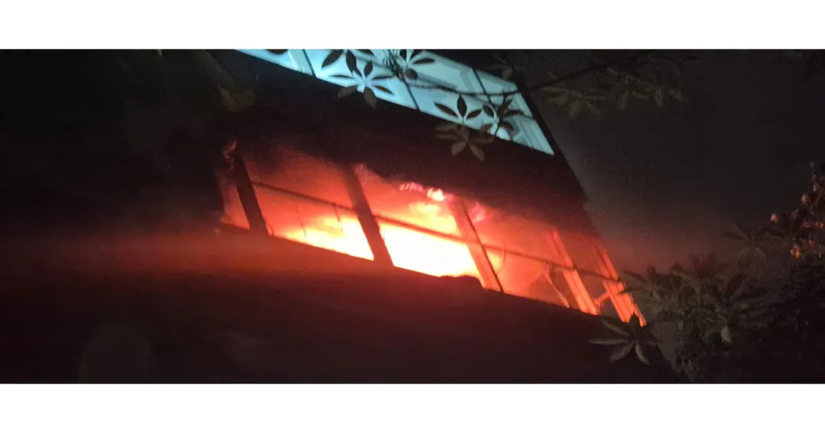 दक्षिणी दिल्ली के नेहरू प्लेस स्थित टाटा कम्युनिकेशंस कार्यालय में लगी आग, बैटरी रूम से उठीं लपटें