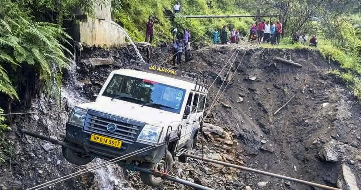 भारी बारिश से हिमाचल प्रदेश बेहाल; चार जिलों में स्कूल बंद