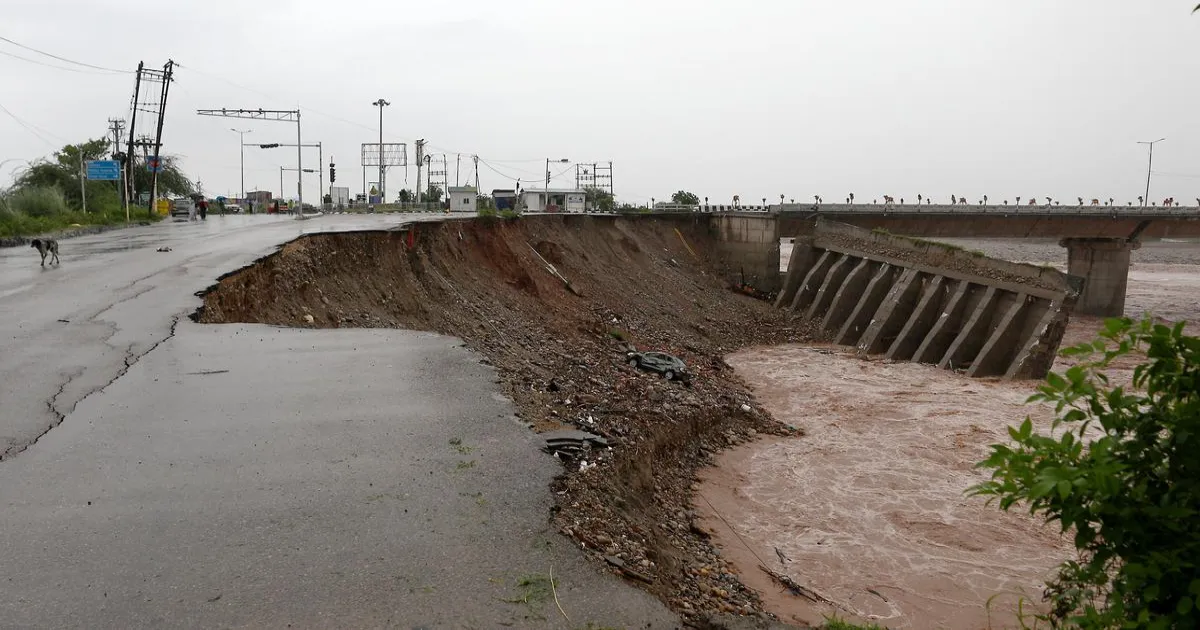 जम्मू-कश्मीर में मूसलधार बारिश से तबाही, भूस्खलन और बाढ़ प्रभावित क्षेत्रों में बचाव अभियान जारी