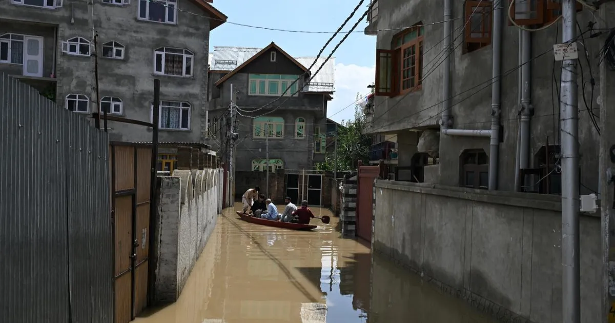 भारत में बारिश का कहर: जम्मू-कश्मीर से हिमाचल तक बाढ़ का संकट, दिल्ली में यमुना का जलस्तर घटा