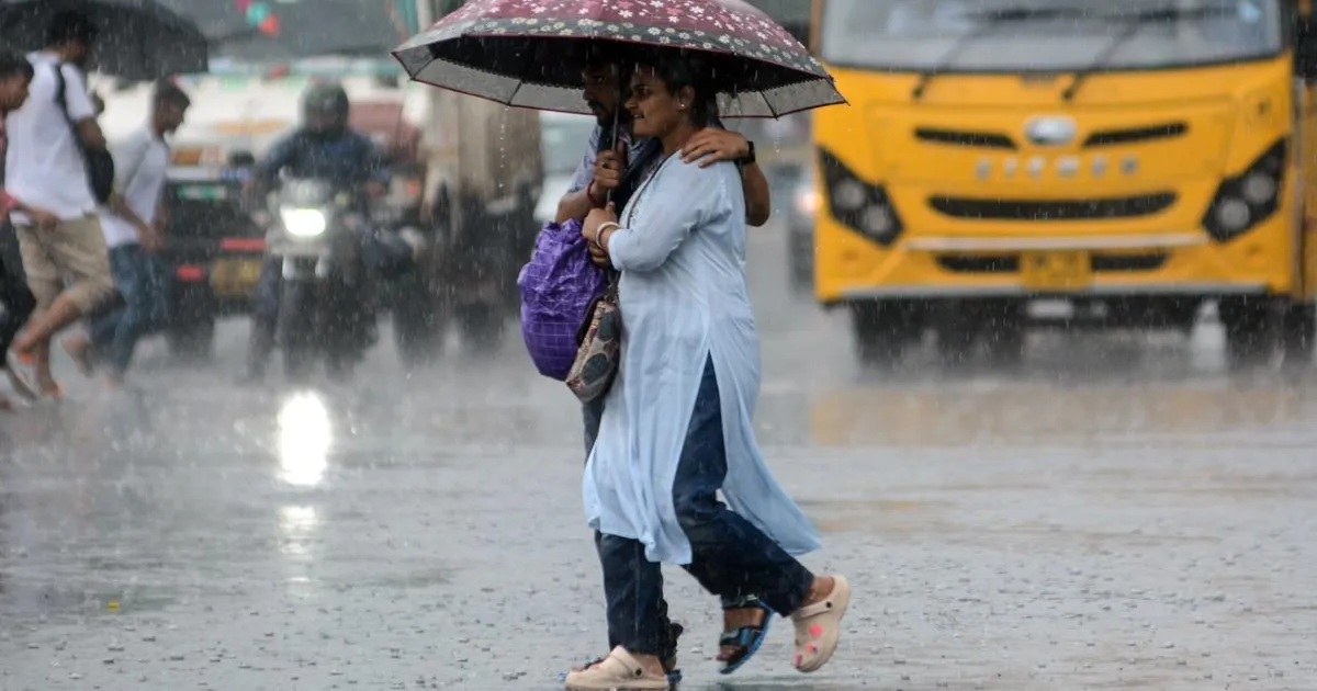 भारी बारिश से कोलकाता और महाराष्ट्र में जनजीवन अस्त-व्यस्त, कई इलाके जलमग्न
