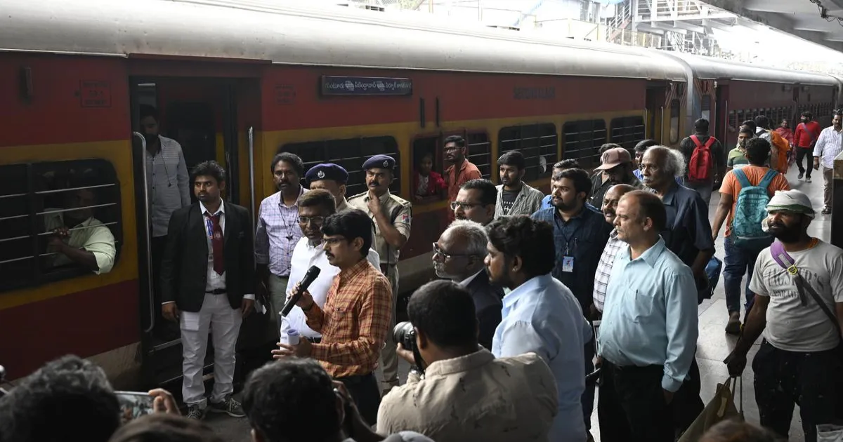 त्योहारों की भीड़ को देखते हुए एससीआर चलाएगा 1,450 विशेष ट्रेनें