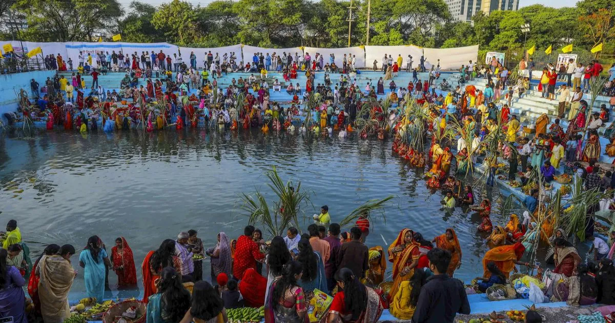बादलों के बीच भी नहीं थमी आस्था: हैदराबाद में छठ पूजा के अंतिम दिन उगते सूर्य को अर्घ्य