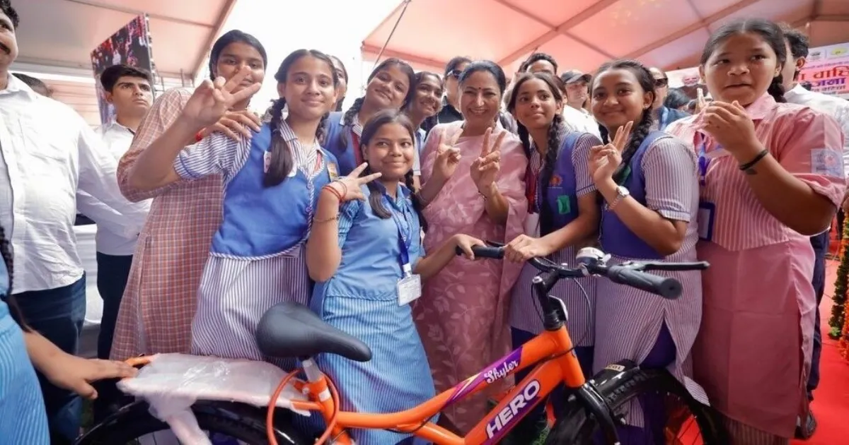 'विद्या वाहिनी योजना' के तहत दिल्ली की 3,000 से अधिक छात्राओं को मिली साइकिलें, मुख्यमंत्री रेखा गुप्ता ने कहा- हर बेटी आगे बढ़े