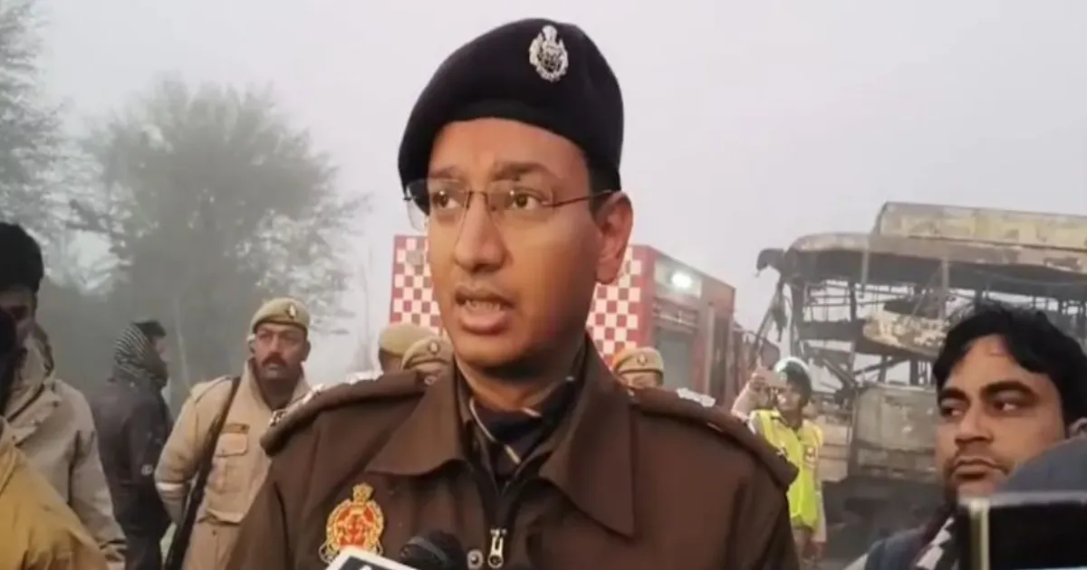 घने कोहरे में दिल्ली-आगरा एक्सप्रेसवे पर भीषण हादसा, मल्टी-कार टक्कर में 4 की जलकर मौत