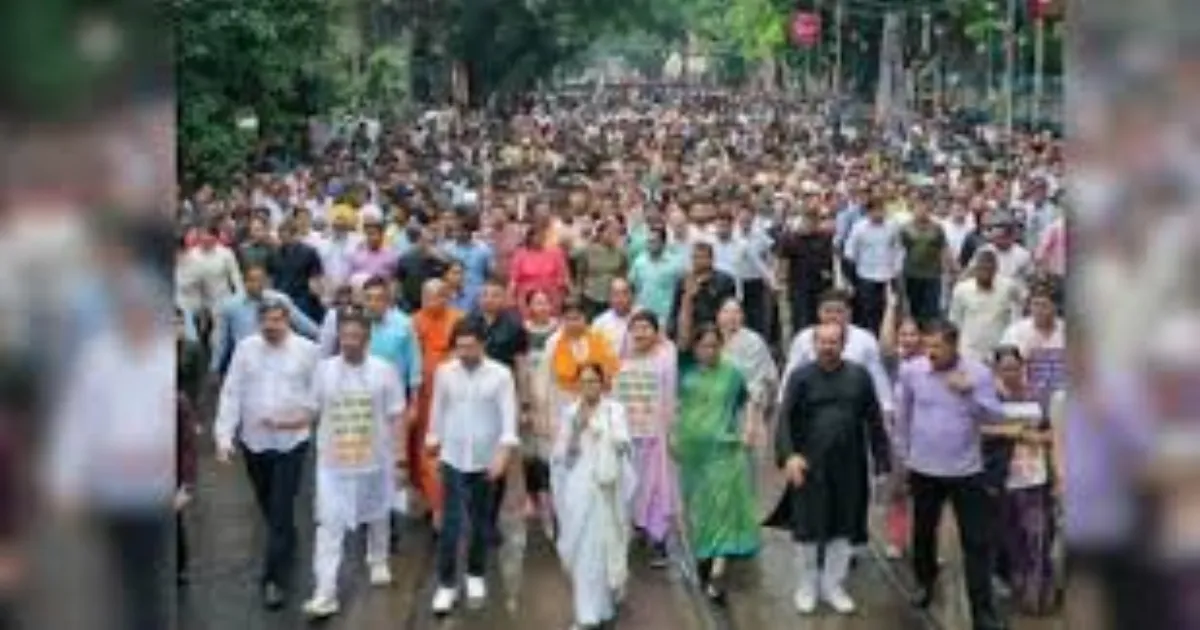 बंगाली प्रवासियों के उत्पीड़न के खिलाफ बारिश में ममता बनर्जी का मार्च