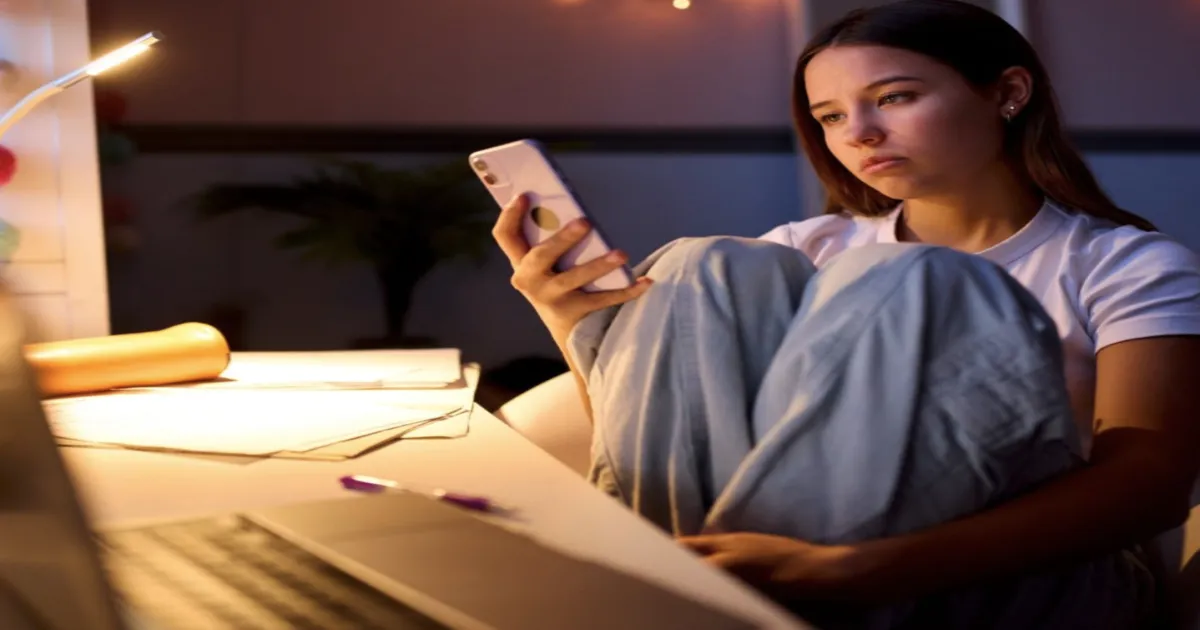 heavy-social-media-use-loneliness-study