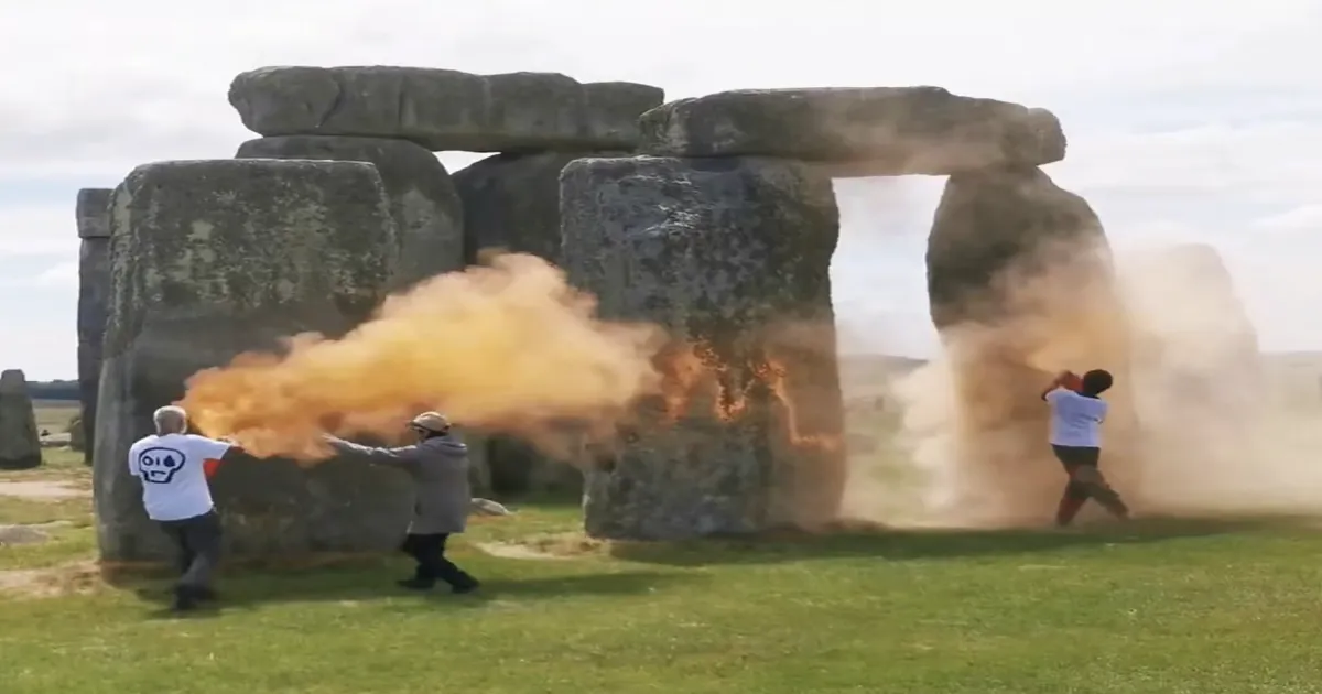 पत्थरों पर रंग, अदालत ने कहा—“अपराध नहीं”: स्टोनहेंज पर ‘जस्ट स्टॉप ऑयल’ कार्यकर्ताओं को बरी किया गया