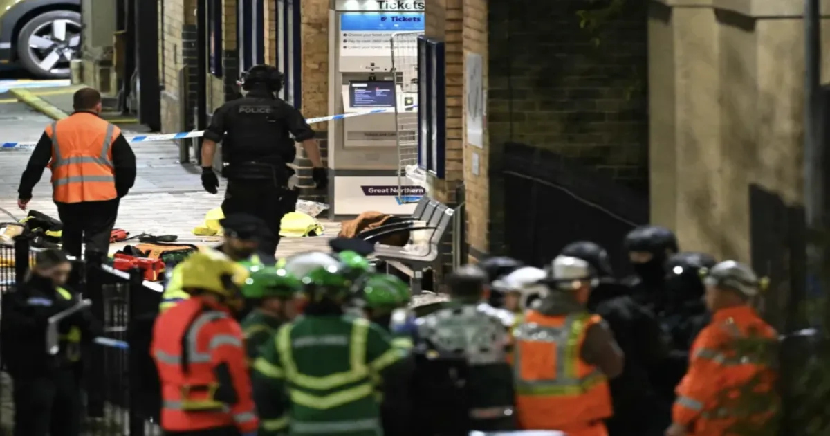 इंग्लैंड ट्रेन हमले में आतंकवाद की संभावना से इंकार, दो घायल अब भी संकटग्रस्त