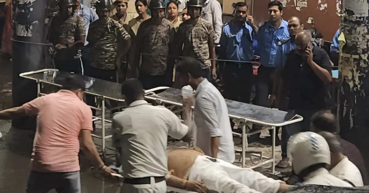 कोलकाता में दुर्गा पूजा पंडाल में भगदड़, 13 महिलाओं और एक बच्चे समेत 17 की मौत