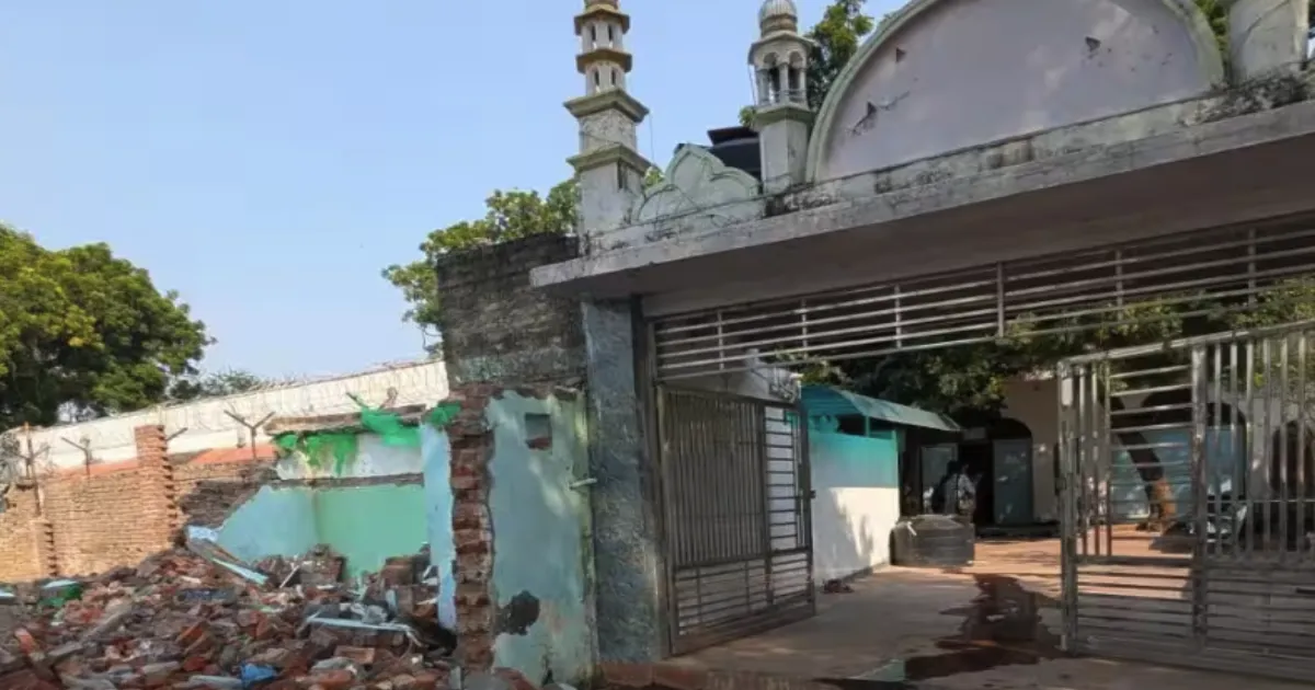 रेस कोर्स मस्जिद गिराए जाने की आशंका: ओवैसी ने केंद्रीय मंत्री किरेन रिजिजू से मांगी तत्काल दखल