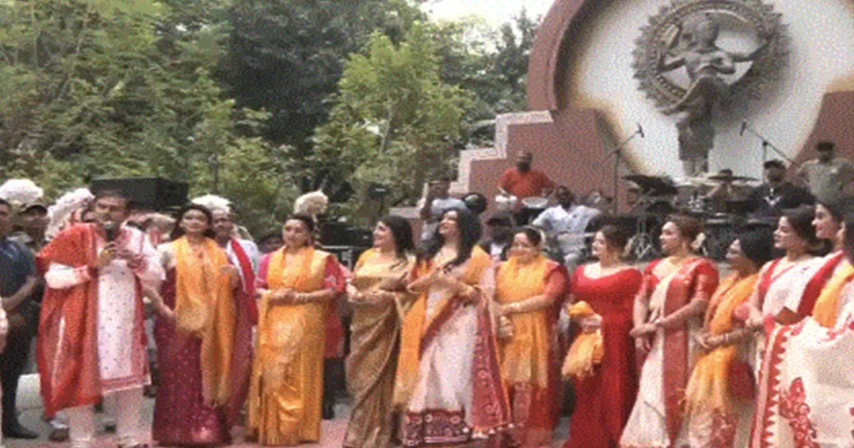 दुर्गा पूजा का समापन: कोलकाता में महिलाओं ने खेला सिंदूर खेला, मुंबई में रणबीर कपूर ने लिया पंडाल का आनंद