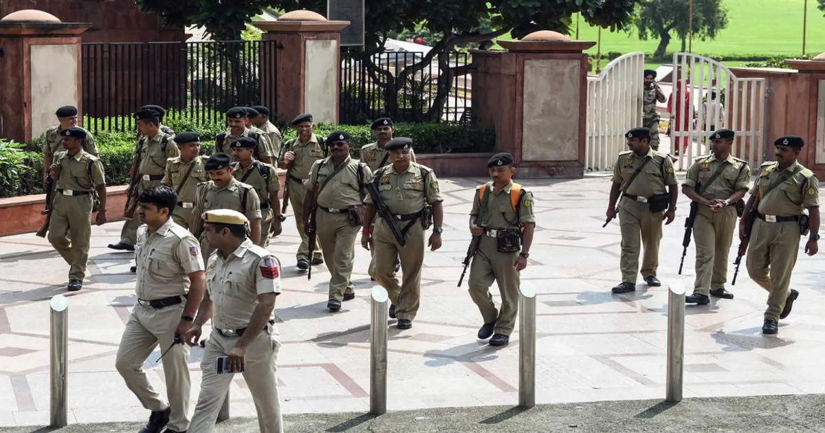 दिल्ली: स्कूल में बम की धमकी वाला ईमेल निकला छात्रा की शरारत, छुट्टी के लिए रची साजिश